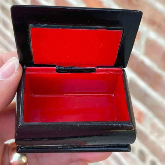 Vintage Russian Painted Lacquer Hinged Lid Box Red Interior - Picture 4 of 4